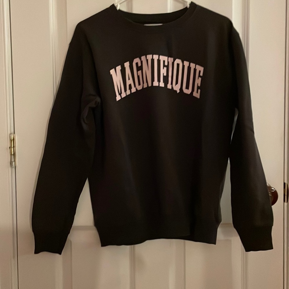 Navy blue/pink crew neck with magnifique font